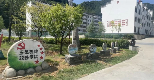 图3  大河坝镇以石头画宣传“五星创建、双强争优”活动  王巧巧摄.jpg